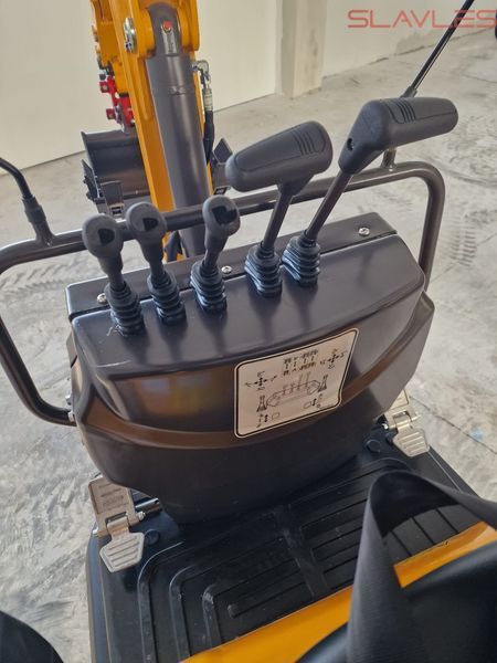 Мини-экскаватор Berger Kraus BK1350JSR с джойстиками, гидравлическим пальцем, раздвижными гусеницами и ковшом 380 мм, KUBOTA BK1350JSR_380 фото