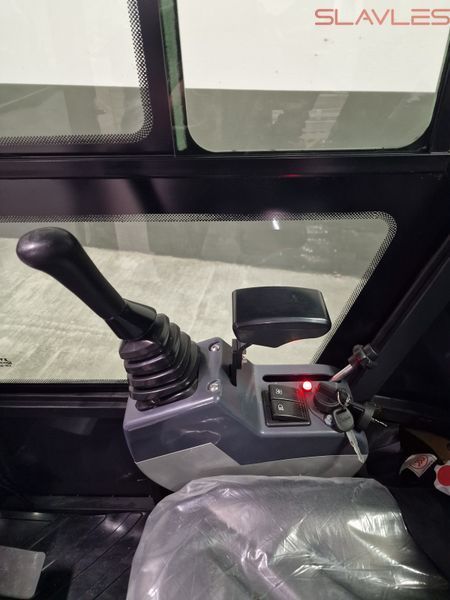 Міні-екскаватор Berger Kraus BK1000KJSR JOYSTICK з кабіною, поворотною рамою, регульованими гусеницями та ковшем 380 мм BK1000KJSR_380 фото