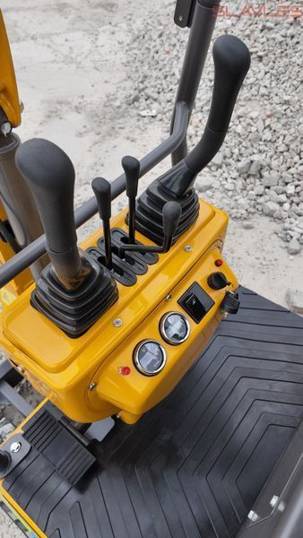 Міні-екскаватор Berger Kraus BK900AS з поворотною стрілою, верхнім циліндром та комплектом навісного обладнання BK900AS_kpl_gorny_silownik фото