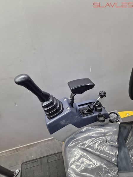 Мини-экскаватор Berger Kraus BK1250JS JOYSTICK с поворотной стрелой и ковшом 380 мм BK1250JS_380 фото