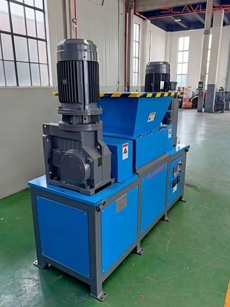 Двовалковий подрібнювач пластику та деревини SLAVLES SHREDDER DB500 15 кВт (2x7,5 кВт) DB500 фото