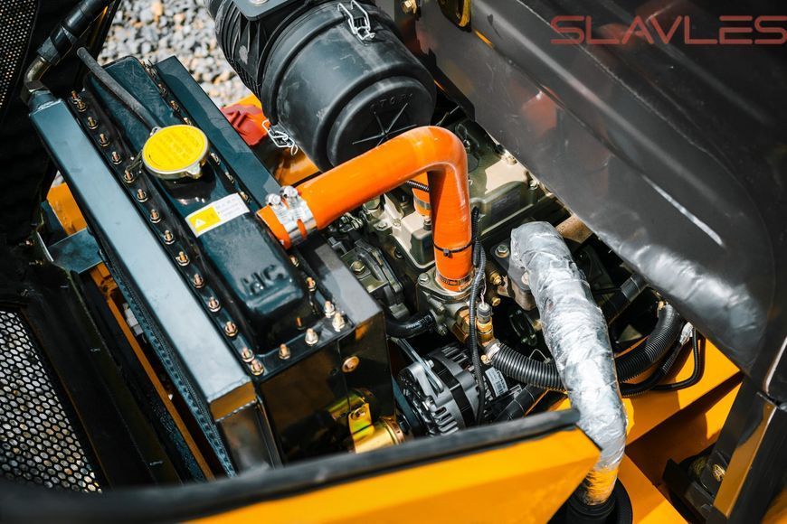 Колісний міні-навантажувач із кабіною Berger Kraus BK810 з двигуном KUBOTA 25.7 к.с. (18.9 кВт) BK810_KUBOTA фото