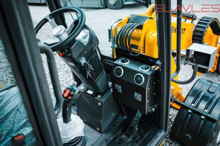 Телескопический колесный мини-погрузчик с кабиной Berger Kraus BK810T с двигателем KUBOTA 24.7 л.с. (18.2 кВт) BK810T фото